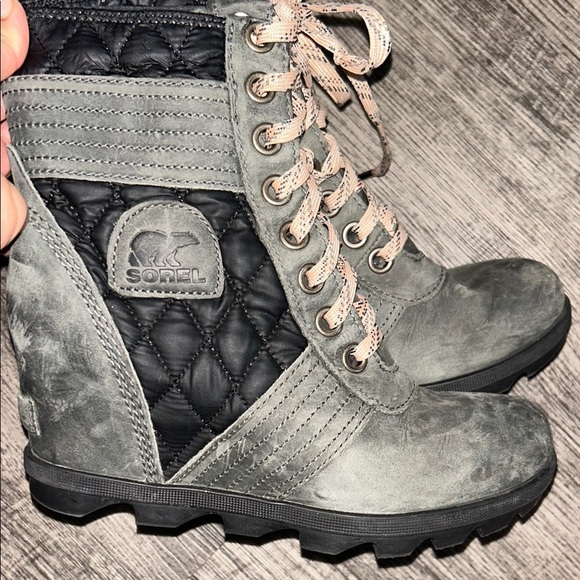 Sorel Gray Lace Up Boots with Suede Texture - Picture 1 of 7
